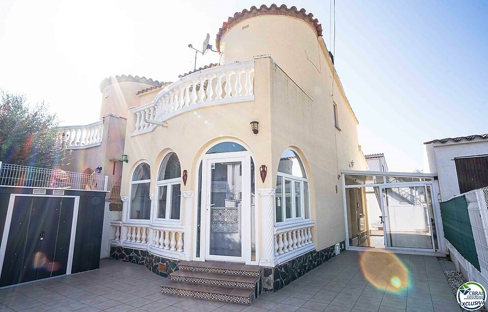 House with 4 bedrooms and swimming pool a few metres from the centre and the beach WITH TOURIST LICENSE.