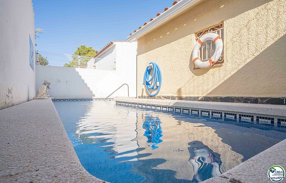 Casa de 4 habitaciones con piscina a pocos metros del centro y de la playa CON LICENCIA TURISTICA.