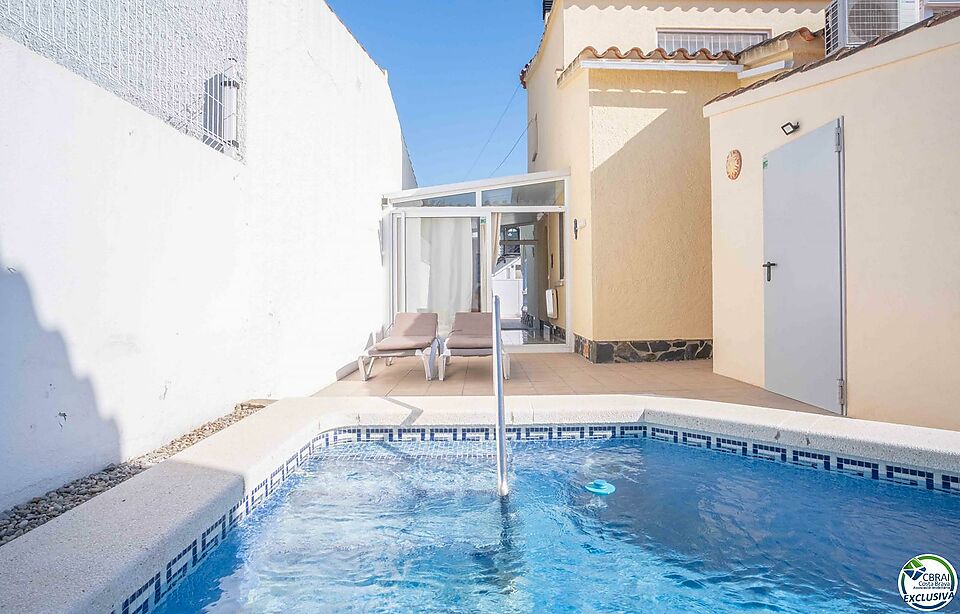 Casa de 4 habitaciones con piscina a pocos metros del centro y de la playa CON LICENCIA TURISTICA.