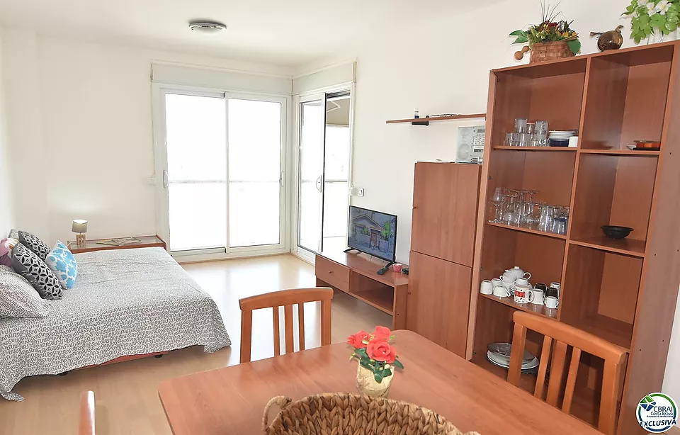 Pis - Apartament en venda a Roses, amb 66 m2, 2 habitacions i 1 bany, Ascensor, Piscina i Jardí comunitaris.