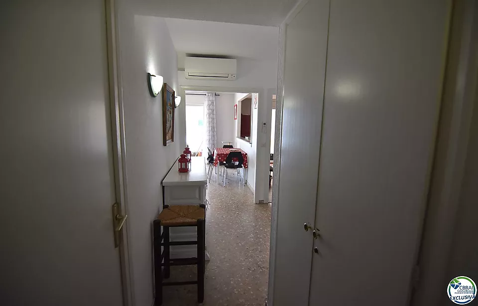 Apartment - Apartment for sale in Roses, 2 bedrooms and 1 bathroom, 1 toilet, and private parking space.