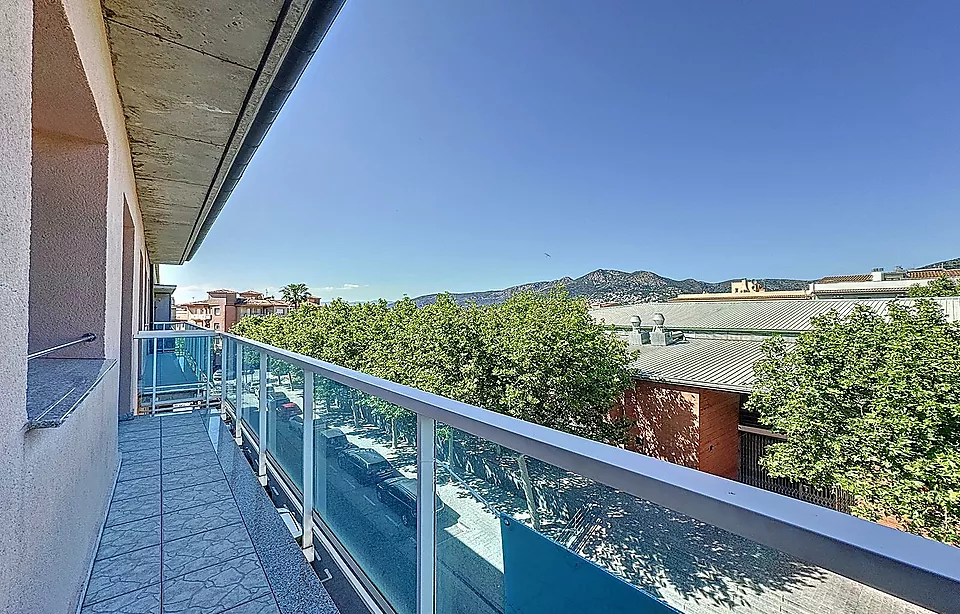 Magnificent high-standing penthouse, in Roses, with spectacular views of the sea and the mountains.