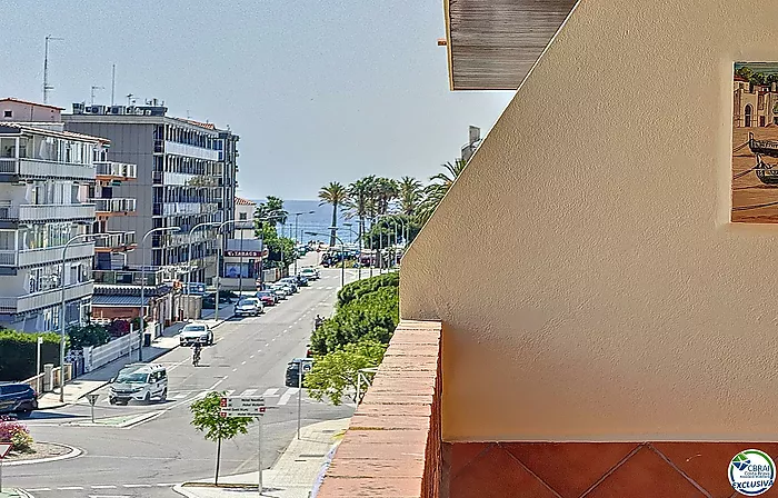 Completely renovated 2-bedroom apartment in Santa Margarita, less than 200 meters from Roses Beach