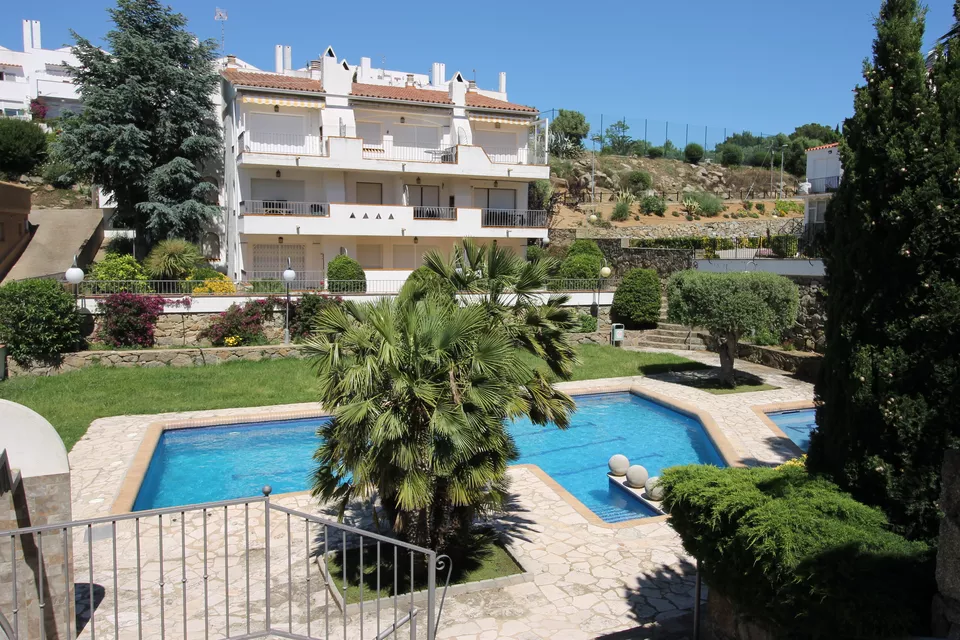 Appartement au rez-de-chaussée,vues, parking et piscine en copropriété