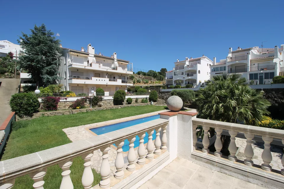 Appartment on the ground floor, views, communal parking and  swimming pool