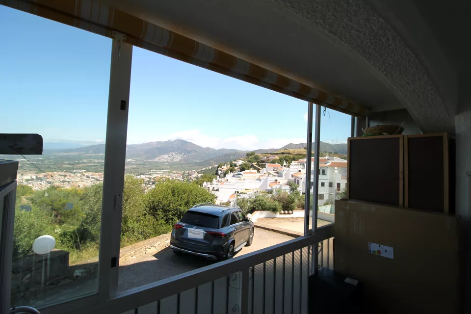 Appartement au rez-de-chaussée,vues, parking et piscine en copropriété