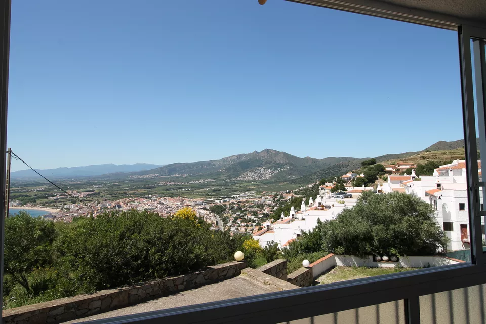 Appartement au rez-de-chaussée,vues, parking et piscine en copropriété