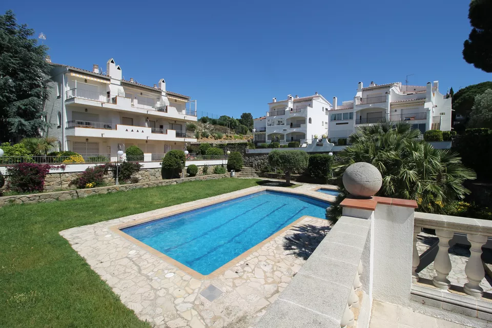 Appartment on the ground floor, views, communal parking and  swimming pool