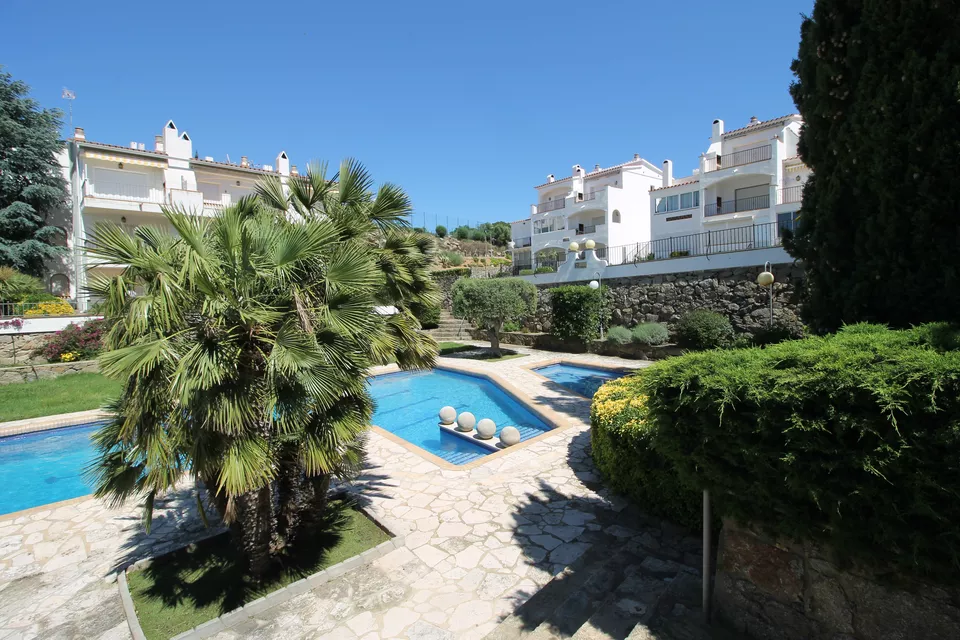 Appartment on the ground floor, views, communal parking and  swimming pool