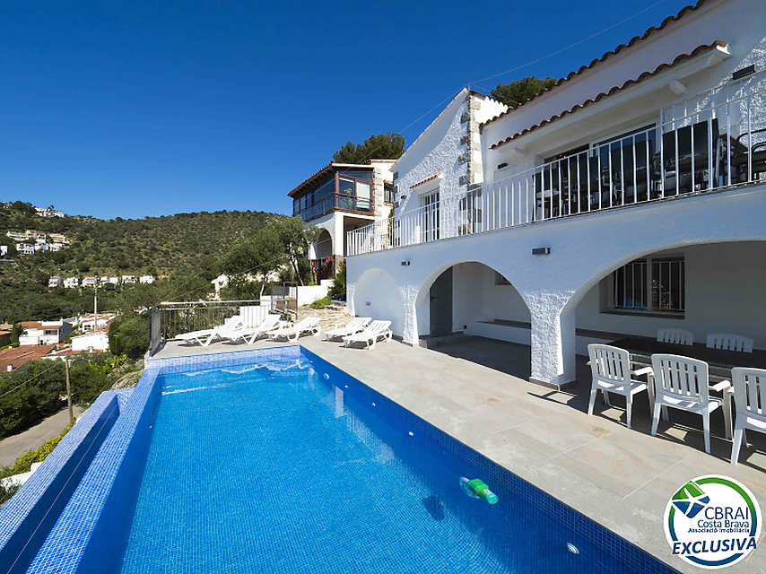 Casa amb vista al mar