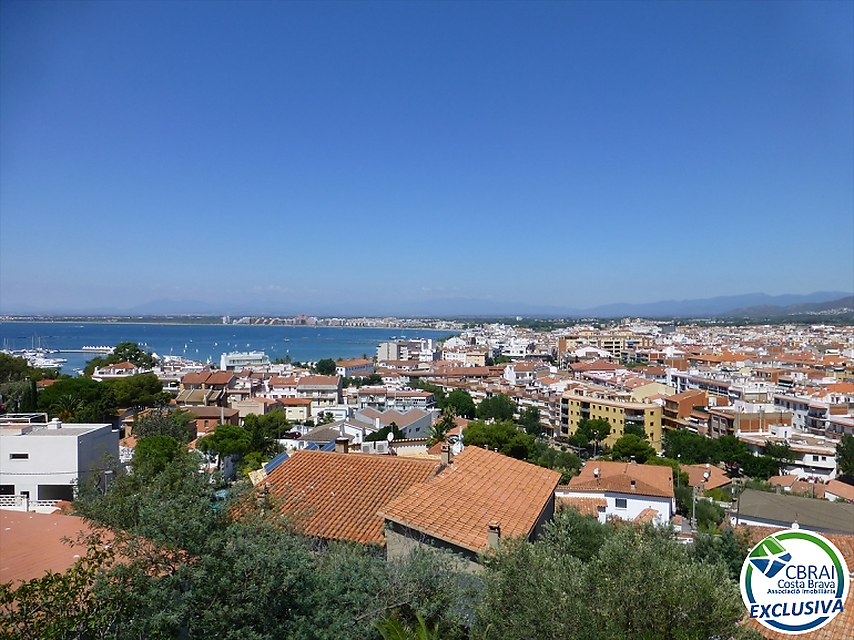 Casa amb vista al mar