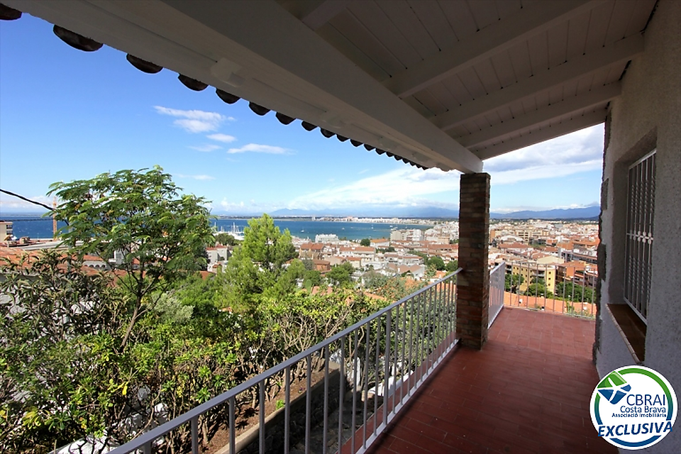 Casa amb vista al mar