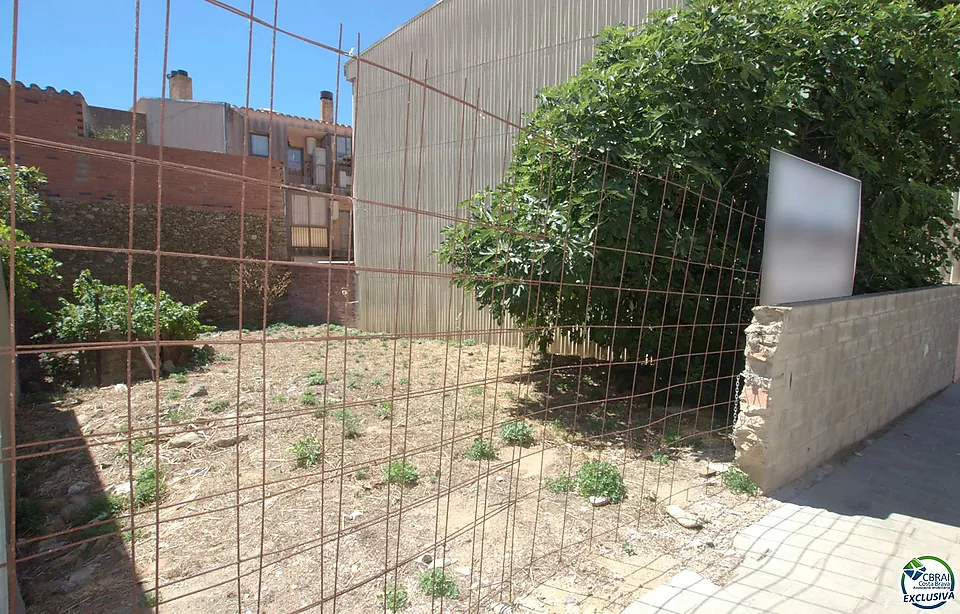 Construeix la teva nova casa en un poble rústic a només uns minuts de la platja!