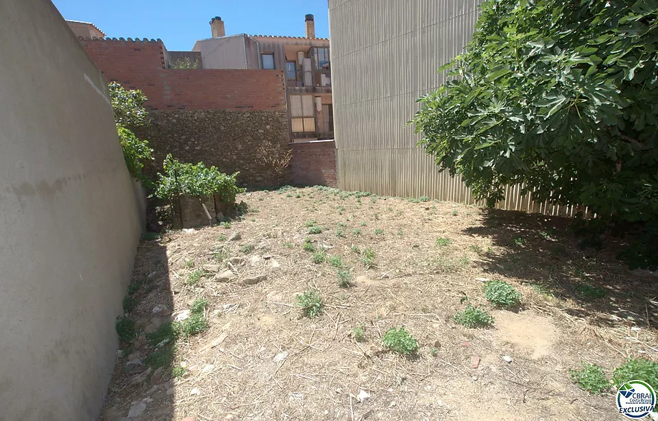 Construeix la teva nova casa en un poble rústic a només uns minuts de la platja!