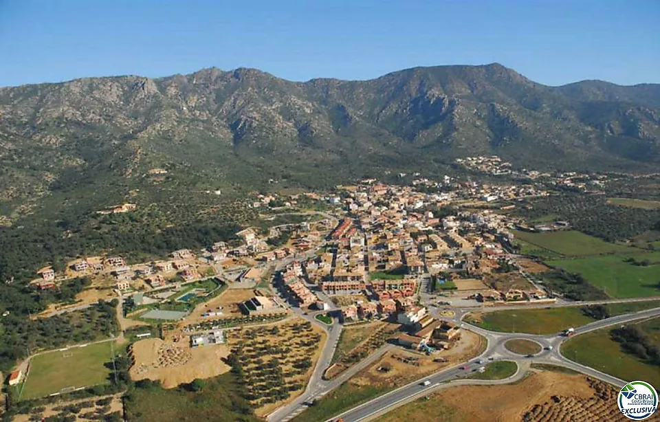 Construeix la teva nova casa en un poble rústic a només uns minuts de la platja!