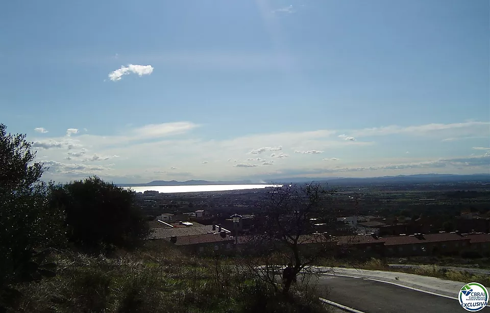 Construeix la teva nova casa en un poble rústic a només uns minuts de la platja!