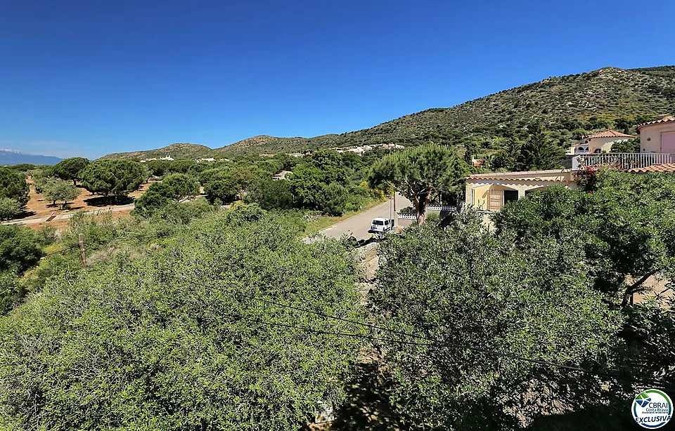 Construeix la teva nova casa en un poble rústic a només uns minuts de la platja!