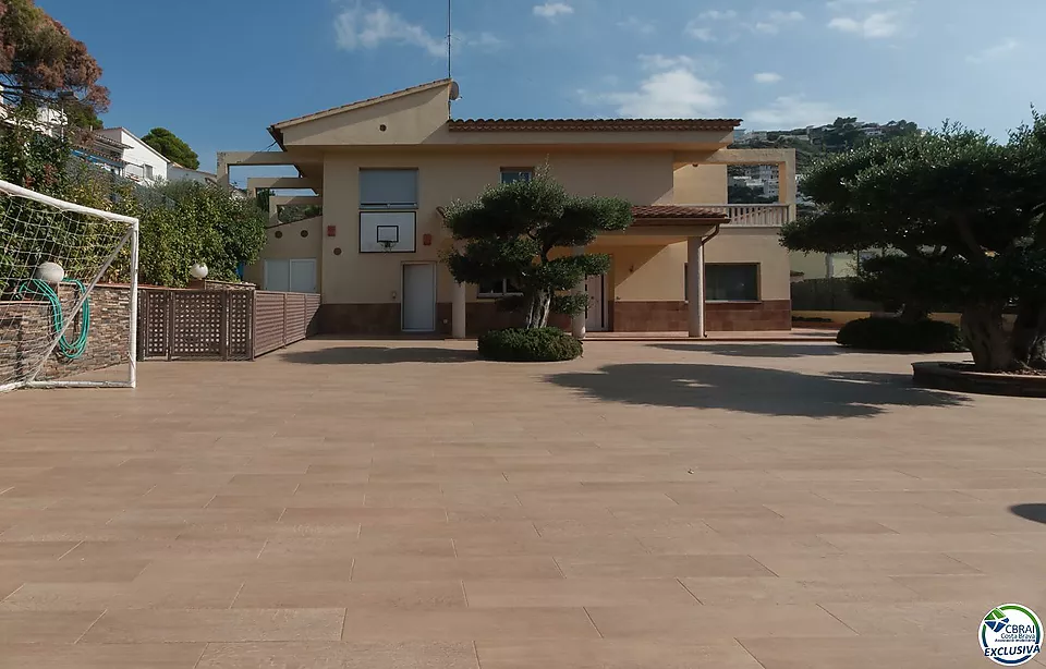 Fantástica casa moderna con piscina, cocina exterior y a pocos pasos de la playa.