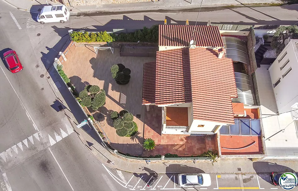 Fantástica casa moderna con piscina, cocina exterior y a pocos pasos de la playa.