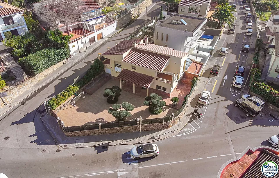 Fantástica casa moderna con piscina, cocina exterior y a pocos pasos de la playa.