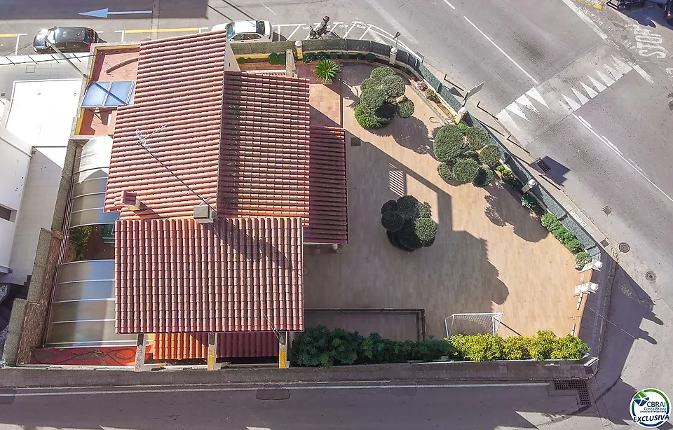 Fantástica casa moderna con piscina, cocina exterior y a pocos pasos de la playa.