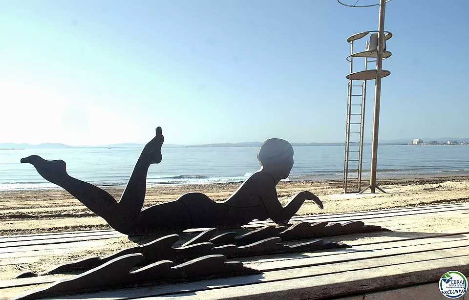 Fantástica casa moderna con piscina, cocina exterior y a pocos pasos de la playa.