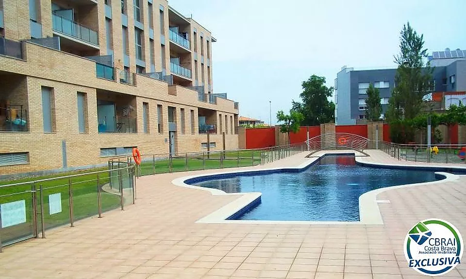 PUIG ROM EMPURIABRAVA Apartament amb pàrquing i solàrium privats i piscina comunitària