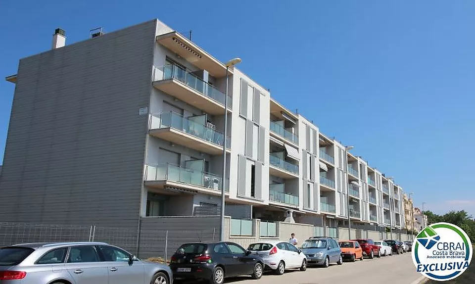 PUIG ROM EMPURIABRAVA Apartament amb pàrquing i solàrium privats i piscina comunitària