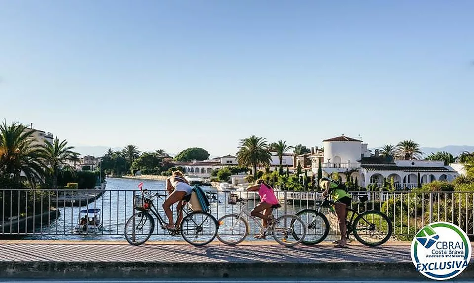 PUIG ROM EMPURIABRAVA Apartament amb pàrquing i solàrium privats i piscina comunitària