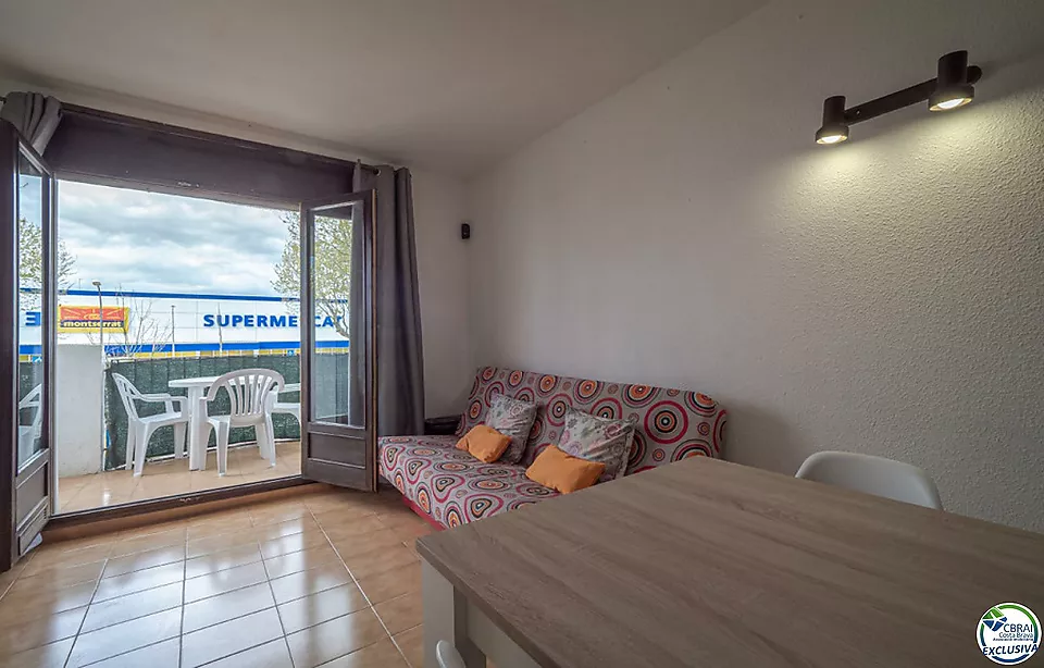 Apartament en una residència amb piscina