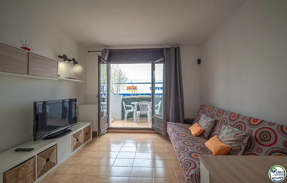 Apartament en una residència amb piscina