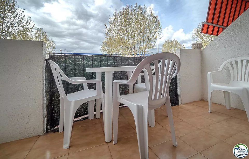 Apartament en una residència amb piscina