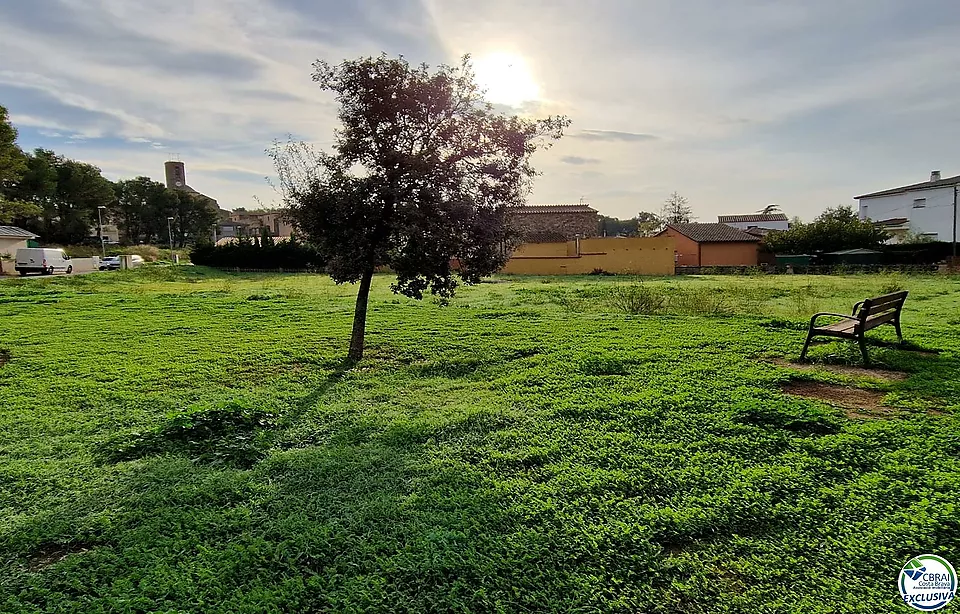 Gran parcel·la doble de 1604m2 per construir la teva casa amb piscina i perfecte jardí. Una oferta especial!