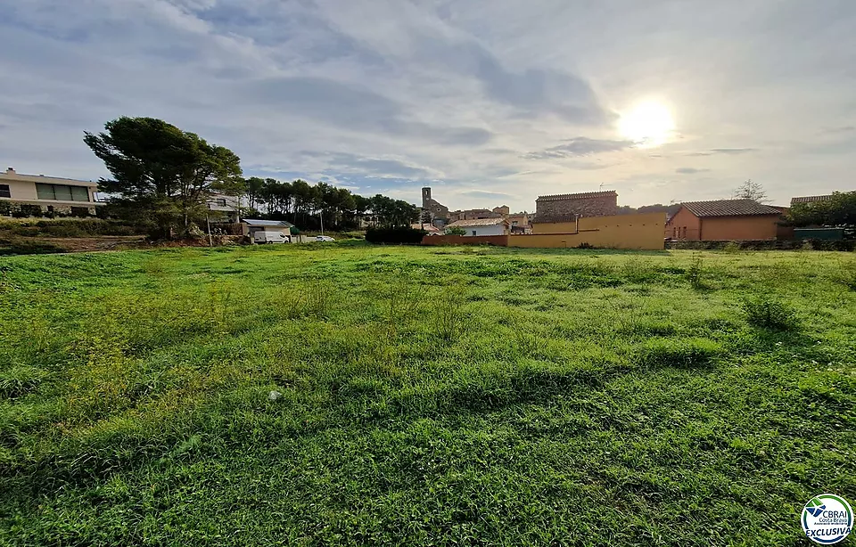 Gran parcel·la doble de 1604m2 per construir la teva casa amb piscina i perfecte jardí. Una oferta especial!