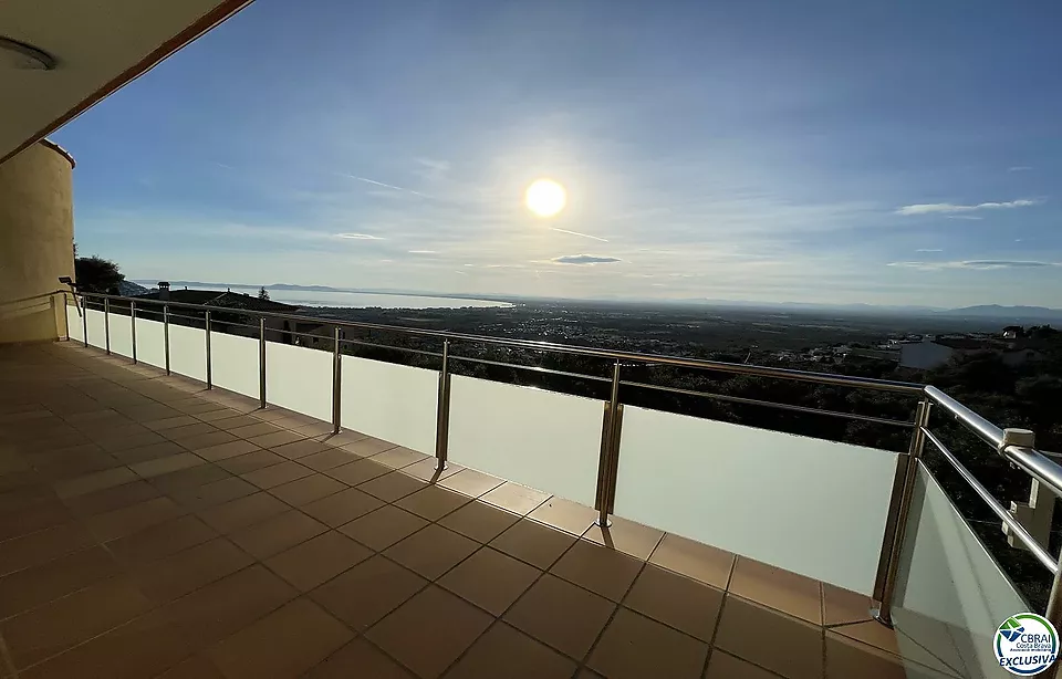 Villa con vista al mar y piscina en la tranquila zona de Mas Fumats dónde pasar momentos inolvidables con su familia