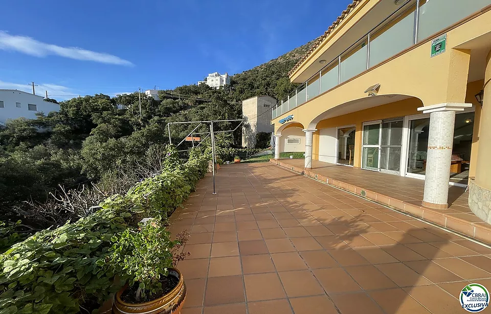 Villa con vista al mar y piscina en la tranquila zona de Mas Fumats dónde pasar momentos inolvidables con su familia