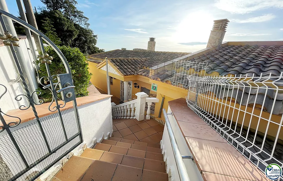 Villa con vista al mar y piscina en la tranquila zona de Mas Fumats dónde pasar momentos inolvidables con su familia