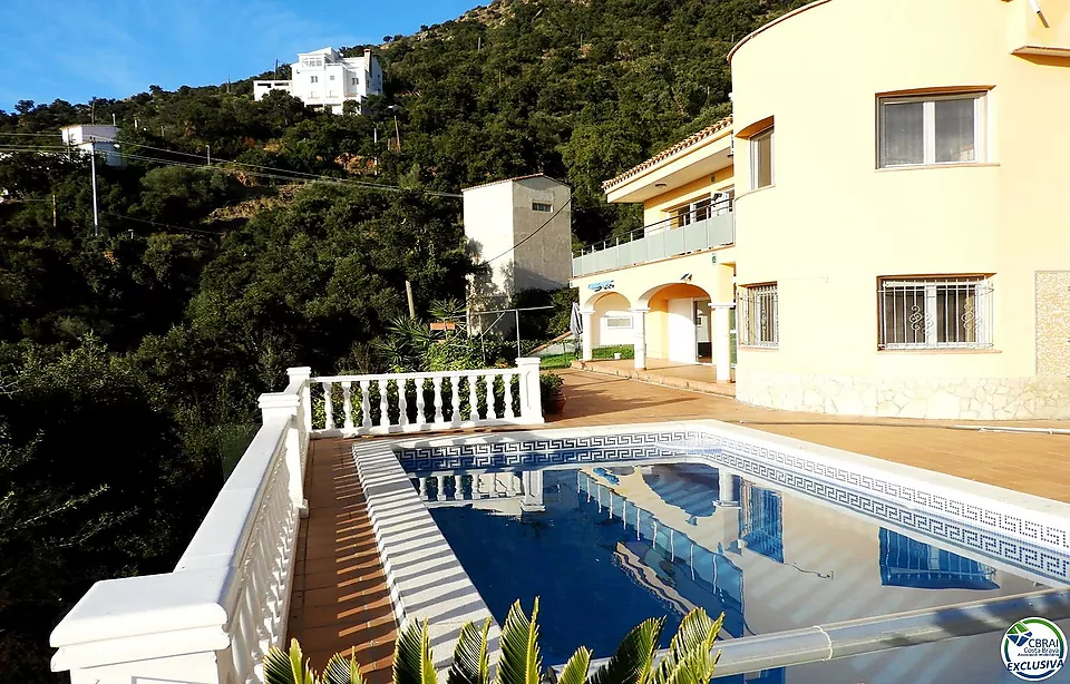 Villa con vista al mar y piscina en la tranquila zona de Mas Fumats dónde pasar momentos inolvidables con su familia