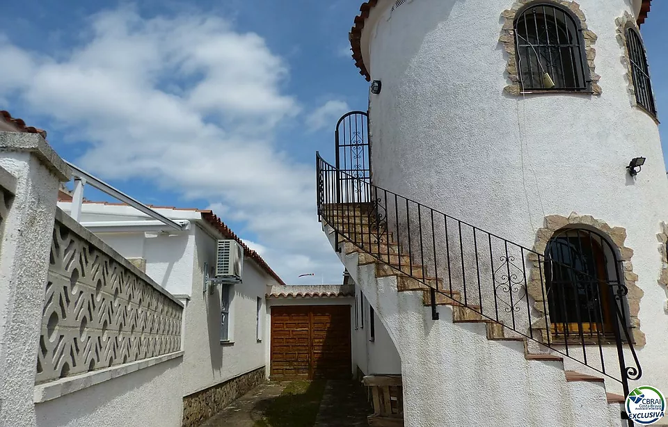 Casa de 4 habitacions, garatge i piscina, en bon sector, prop dels comerços.