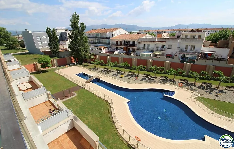 Oportunitat -Apartament planta baixa amb pàrquing i piscina comunitària