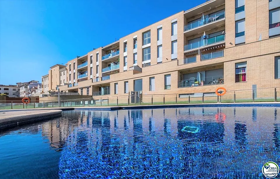 Oportunitat -Apartament planta baixa amb pàrquing i piscina comunitària