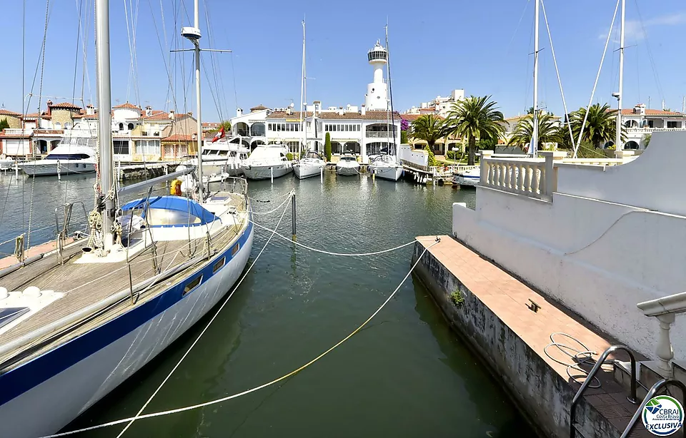 Fischerhaus in der Gegend von Salins zu verkaufen mit 12,5 x 4 m Segelbootliegeplatz, Empuriabrava