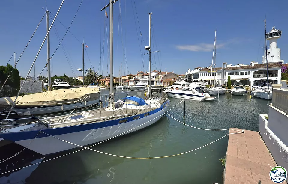 Fischerhaus in der Gegend von Salins zu verkaufen mit 12,5 x 4 m Segelbootliegeplatz, Empuriabrava