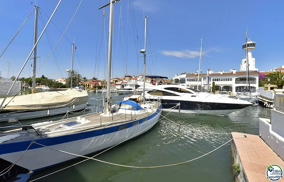 Fischerhaus in der Gegend von Salins zu verkaufen mit 12,5 x 4 m Segelbootliegeplatz, Empuriabrava