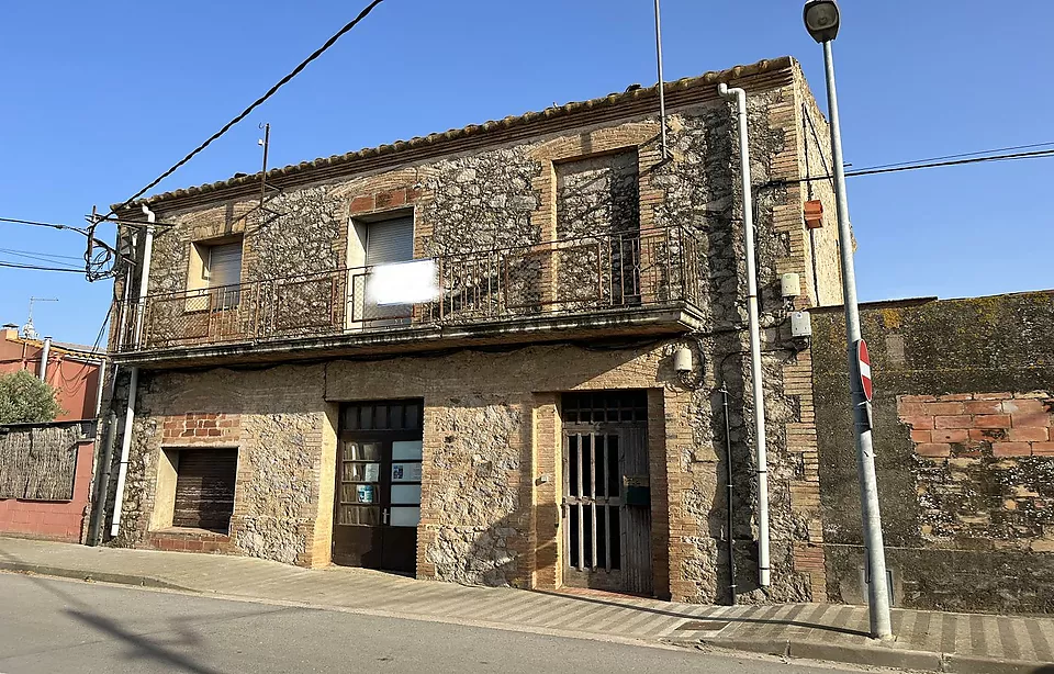 CASA PER REFORMAR AMB LOCAL I 3 PARCEL·LES