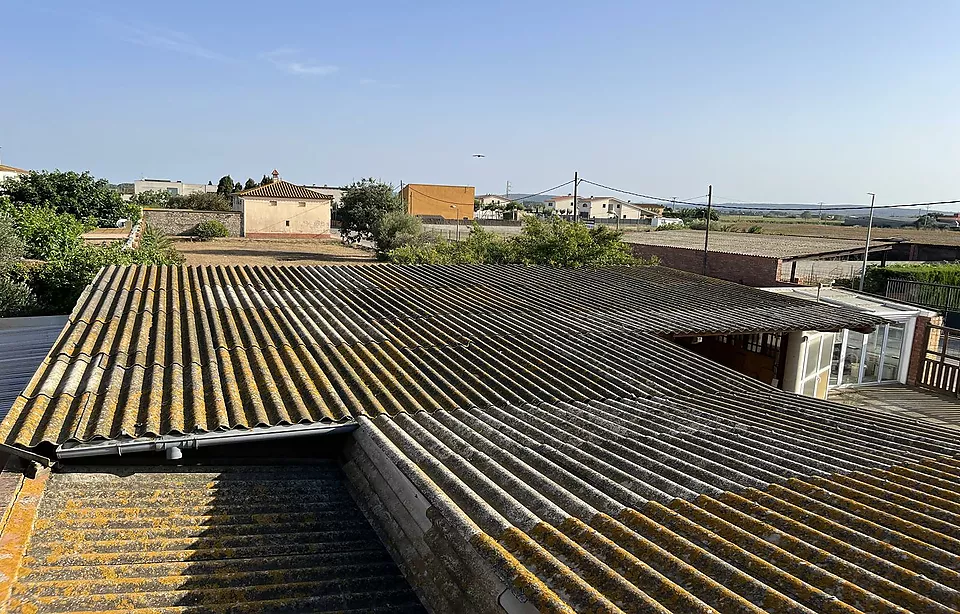 CASA PER REFORMAR AMB LOCAL I 3 PARCEL·LES