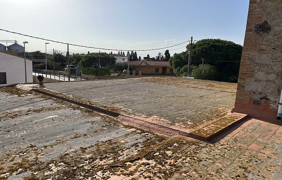 CASA PER REFORMAR AMB LOCAL I 3 PARCEL·LES