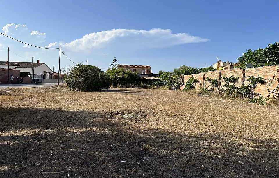 CASA PER REFORMAR AMB LOCAL I 3 PARCEL·LES