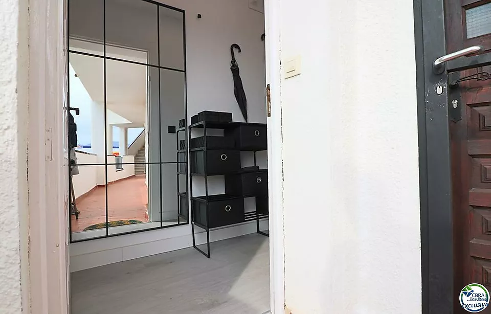 Apartament modern completament renovat amb vistes al canal