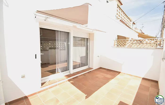 EMPURIABRAVA: Maison neuve avec deux chambres, terrasse et garage à vendre